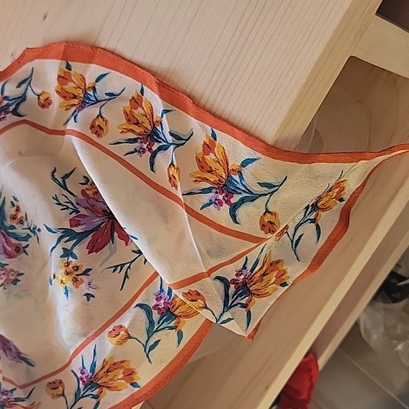 Beautiful Silk Japanese Flower Scarf - Picture 4 of 6